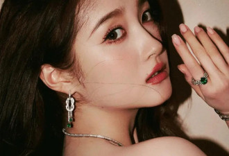 “国民闺女”关晓彤靓丽写真露出美背！雪肤玉貌性感撩人
