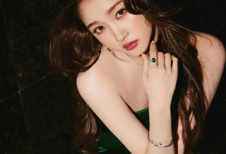 “国民闺女”关晓彤靓丽写真露出美背！雪肤玉貌性感撩人