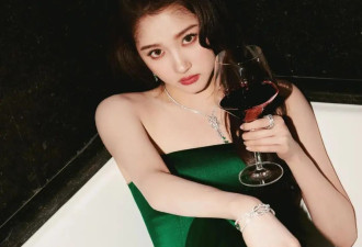 “国民闺女”关晓彤靓丽写真露出美背！雪肤玉貌性感撩人