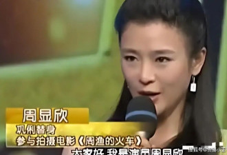 巩俐和替身合照曝光，两人几乎一模一样，这谁能分得清谁是本尊