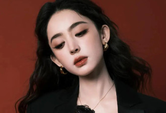 娜扎穿灰色西装露出事业线！肤白貌美性感魅力惊人