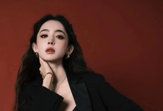 娜扎穿灰色西装露出事业线！肤白貌美性感魅力惊人