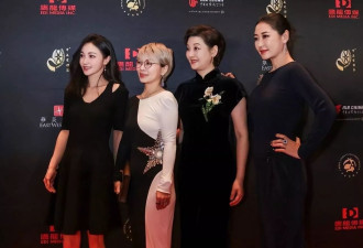 42岁姚笛回归荧屏，波浪卷发状态很好