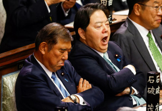 日本首相选举点票 石破茂“睡梦中当选”？画面热传