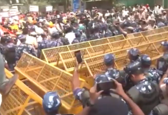 场面火爆! 加拿大驻印度使馆外遭大规模抗议: 人群愤怒推翻路障!