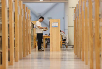 “图书馆有流浪汉引发投诉”被热议 有什么理由歧视他