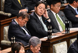 选举现场，石破茂被拍到低头爆睡