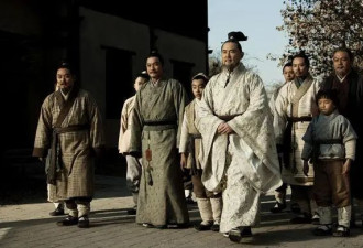 “人过五代另起坟，房过三代必走人”是什么意思