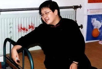 她被嘲央视最丑女主持，巅峰时提辞职只拿低保，今59岁与小狗为伴