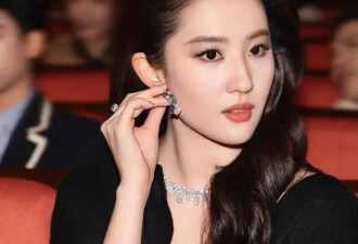 刘亦菲穿深V衣裙露出事业线！她美若天仙性感撩人