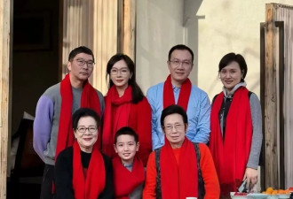 47岁陈数全家福曝光，83岁妈妈长相年轻打扮时髦