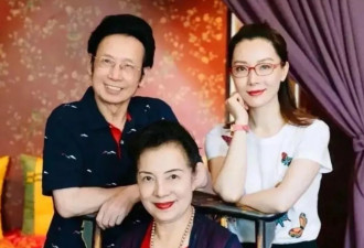 47岁陈数全家福曝光，83岁妈妈长相年轻打扮时髦