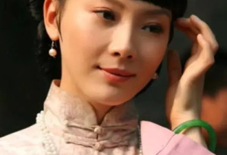 47岁陈数全家福曝光，83岁妈妈长相年轻打扮时髦