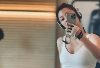45岁殷桃晒“腹肌”好惊艳，运动背心搭迷彩卫裤，头戴耳机好年轻
