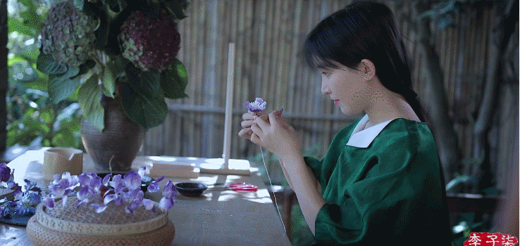 李子柒又更新视频:身穿绒花蜀锦裙弹唱《如愿》