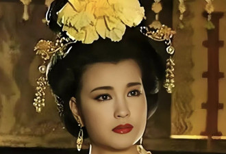 74岁刘晓庆晒生日照，耳垂下垂几乎与下巴平行