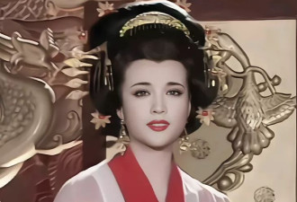 74岁刘晓庆晒生日照，耳垂下垂几乎与下巴平行
