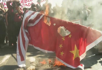 APEC峰会之际利马警民冲突 有抗议者焚烧中美国旗