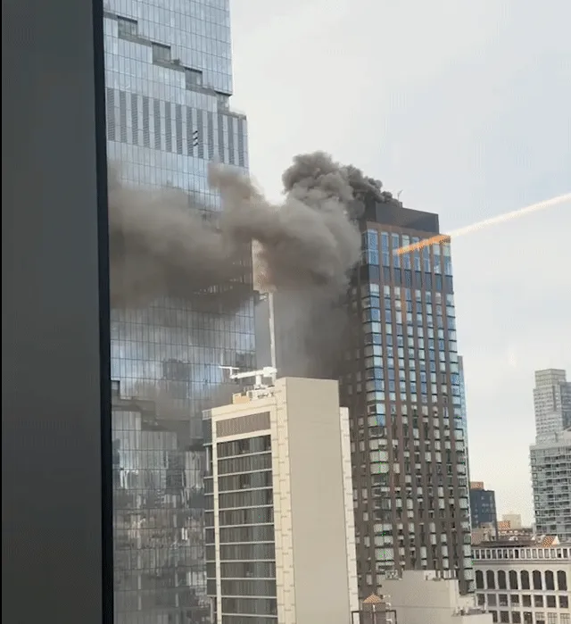 曼哈顿市中心摩天大厦失火 浓烟冲上天际