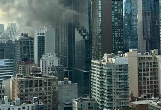 突发！纽约市天际线黑烟弥漫 大火冲破大楼屋顶