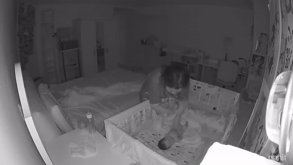 对婴儿扇耳光摔打捂口鼻！湾区育婴嫂已逃回中国