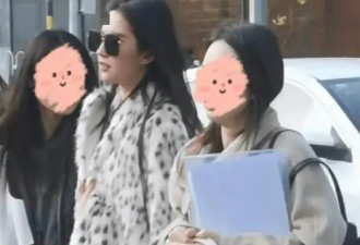 37岁刘亦菲北京街头被偶遇，穿豹纹大衣贵气十足，素颜出镜如仙女下凡！