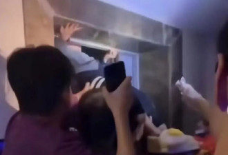 小区电梯突然冲顶,7岁男孩全身多处骨折!多方回应
