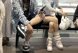 王健林现身大理金顶寺祈福 表情凝重身形暴瘦