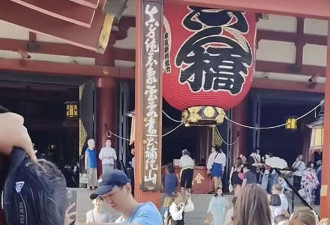 王健林现身大理金顶寺祈福 表情凝重身形暴瘦