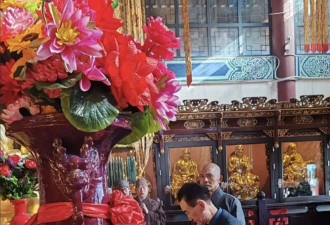 王健林现身大理金顶寺祈福 表情凝重身形暴瘦