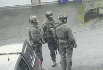 装甲车开进居民区 全副武装特警突袭成"战场"