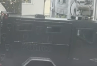 装甲车开进居民区 全副武装特警突袭成"战场"