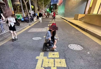 上海马路上的“操”字成网红打卡点 各路妖魔拍照