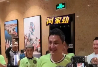 惊险！64岁何家劲回忆昔日拍戏险双手废掉，如今淡出圈多年从商身家过亿