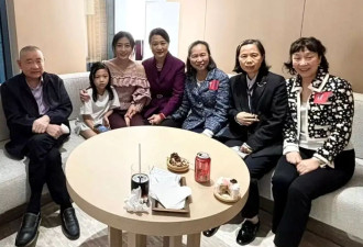 刘銮雄夫妇恩爱合体，甘比与刘家亲属拍全家福