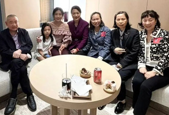 刘銮雄夫妇恩爱合体，甘比与刘家亲属拍全家福