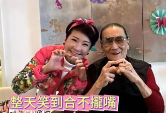 谢霆锋妈妈73岁生日太幸福！与前夫谢贤比心合照，现任老公献吻