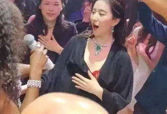 刘亦菲在酒会跳舞照流出，手捂胸口怕走光，舞姿即兴大摇大摆