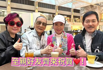 狄波拉73岁生日，紧挨两任丈夫满脸幸福