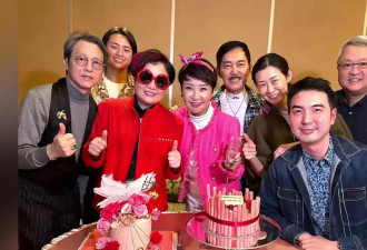 狄波拉73岁生日，紧挨两任丈夫满脸幸福
