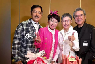 狄波拉73岁生日，紧挨两任丈夫满脸幸福