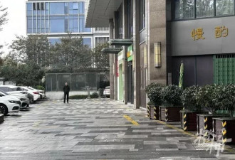 外墙清洁工从高空摔落，“绳子突然断了”