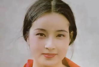 八十年代刘晓庆与众星合影，她竟然是美女