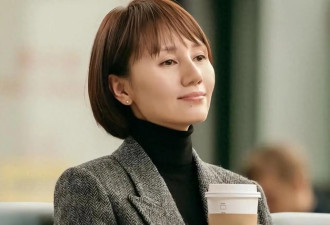 47岁袁泉近况：女儿开家长会！衣着朴素站角落，学费每年8.8万