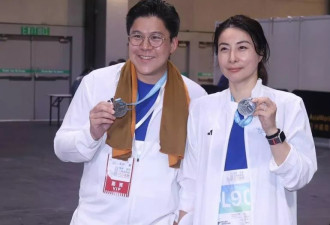 69岁周润发真老了，满头白发现身10公里赛