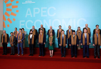 APEC合照尴尬了！习近平站C位，拜登塞角落
