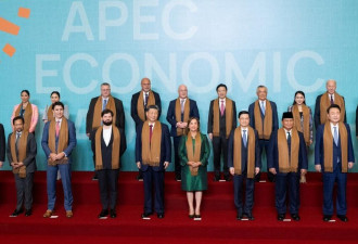 APEC峰会闭幕全家福照 习近平居中拜登边站引议论