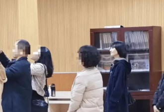 袁泉现身女儿家长会，低调装扮显亲和力