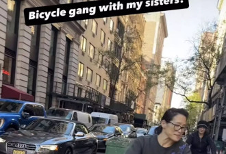 郑佩佩四子女相聚美国纪念母亲，在身上纹母亲名字