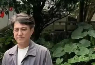 48岁靳东去广西被偶遇，满头白发又高又瘦，大妈粉激动到疯狂尖叫